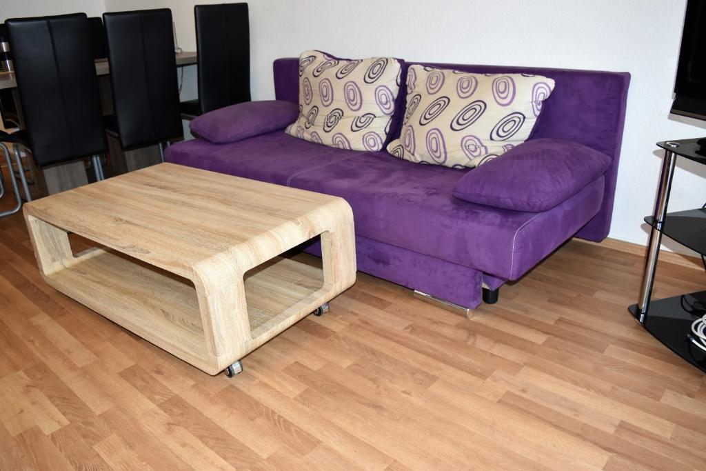 诺伊斯Work & stay Neuss的客厅配有紫色沙发和茶几