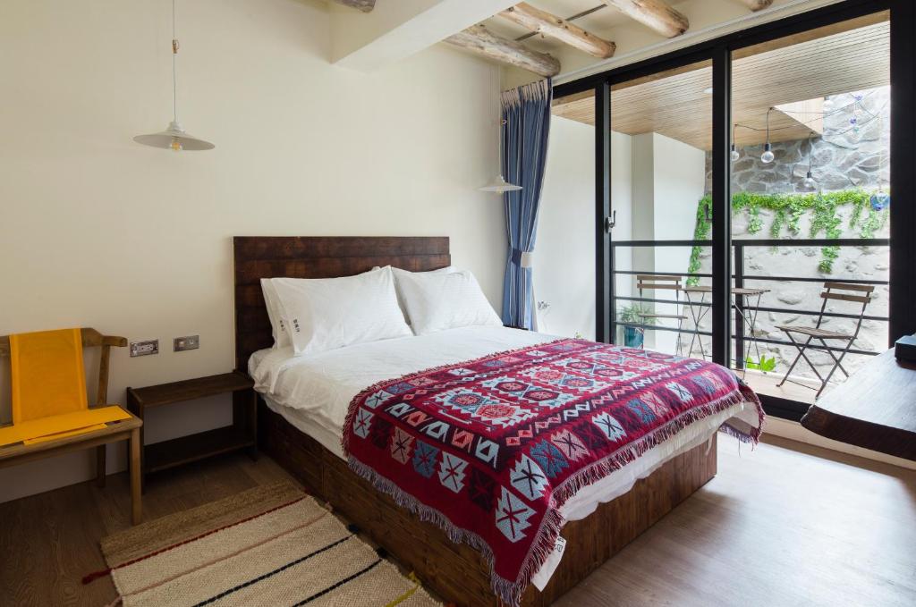 南湾南湾。白旅居的一间卧室配有一张带红色毯子的床