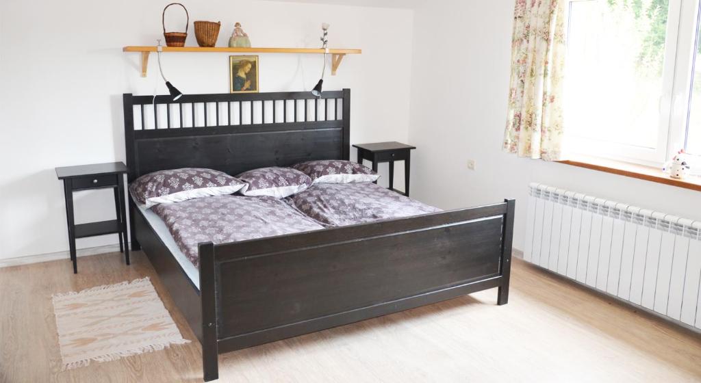 伊斯泰布纳Istebna715的一间卧室配有一张带枕头的黑色床。