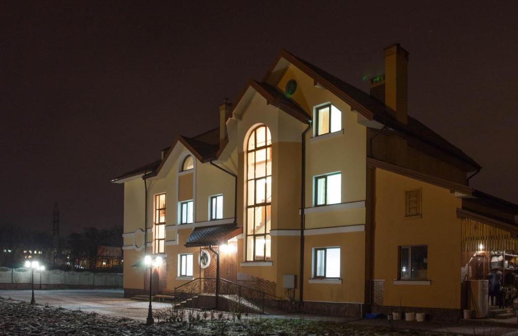 MalekhuvAlekSelena的一座晚上亮着灯的建筑