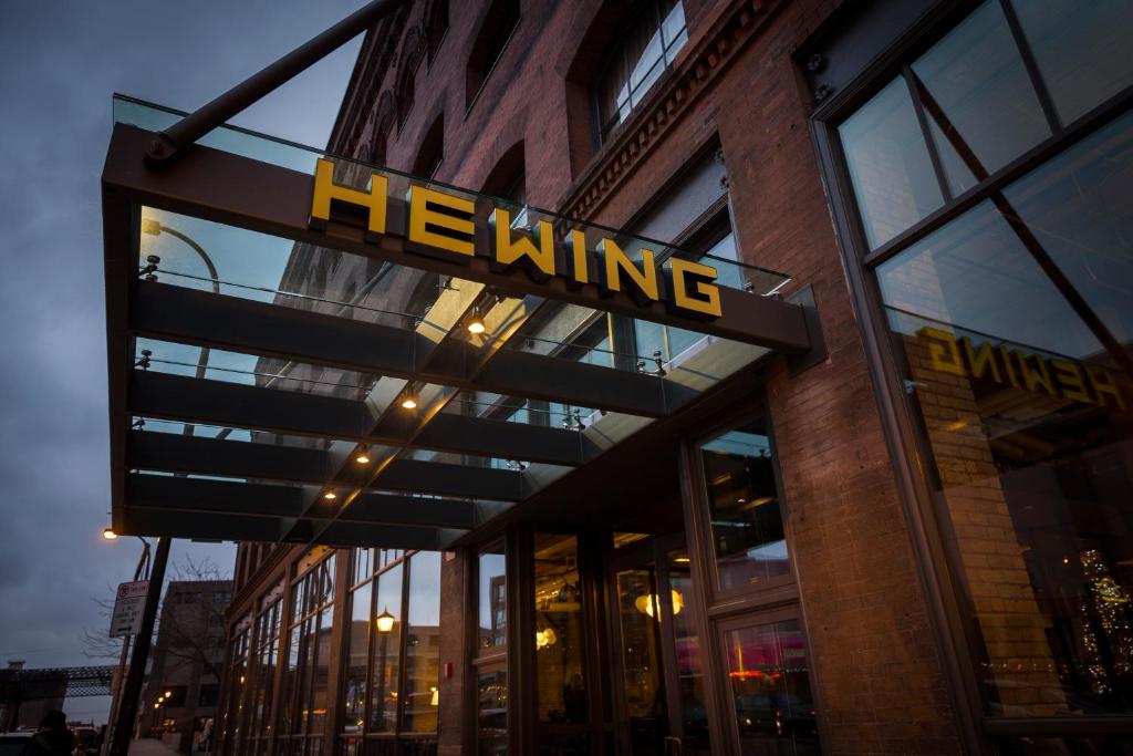 明尼阿波利斯Hewing Hotel的一座建筑,上面有标志,可以修复