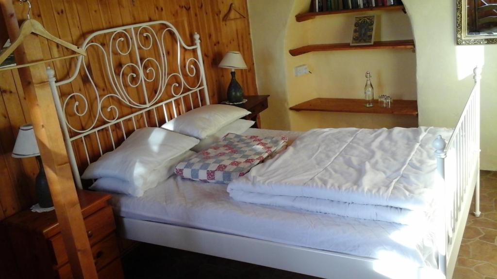 朗德斯通艾斯伯格楼住宿加早餐旅馆的卧室配有白色的床和木制床头板