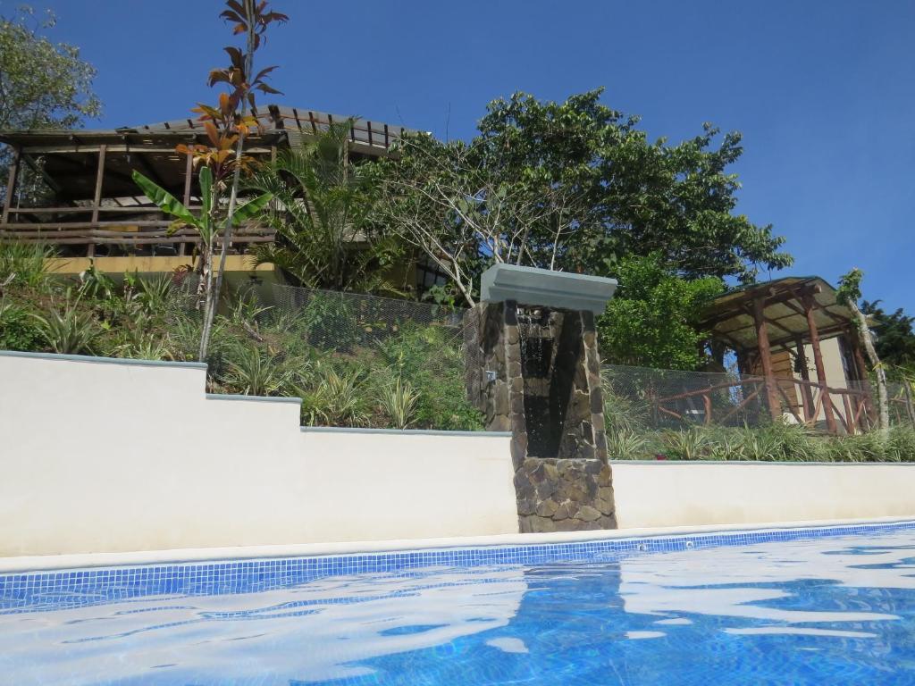 Ujarrás瑞尼科特韦德酒店的游泳池旁的喷泉
