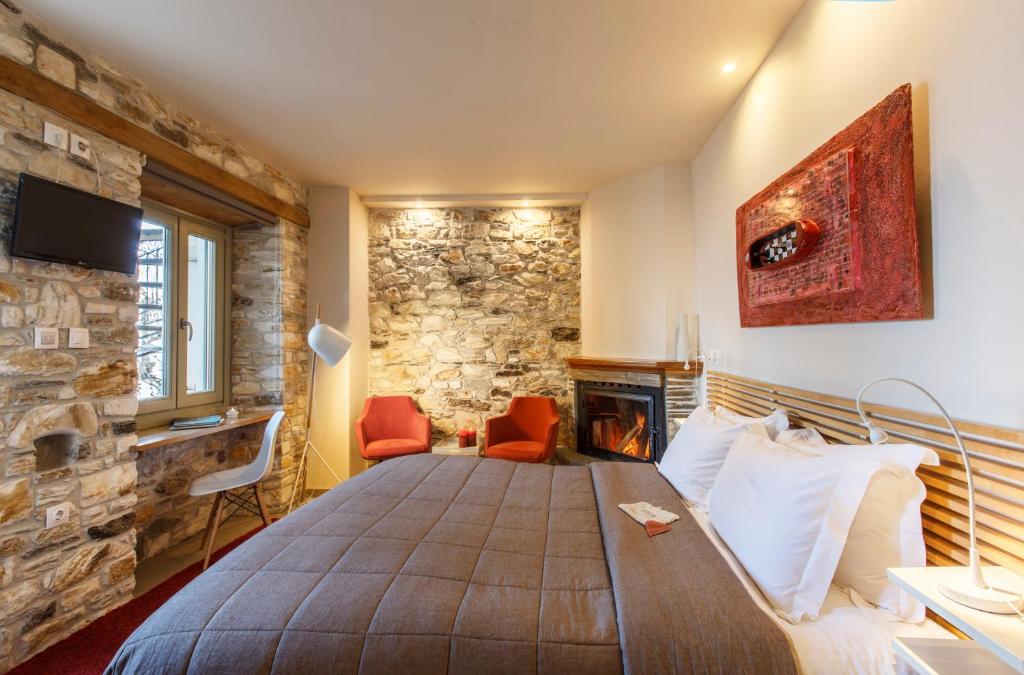 莫雷逊奥尔加旅馆的一间卧室设有一张大床和石墙