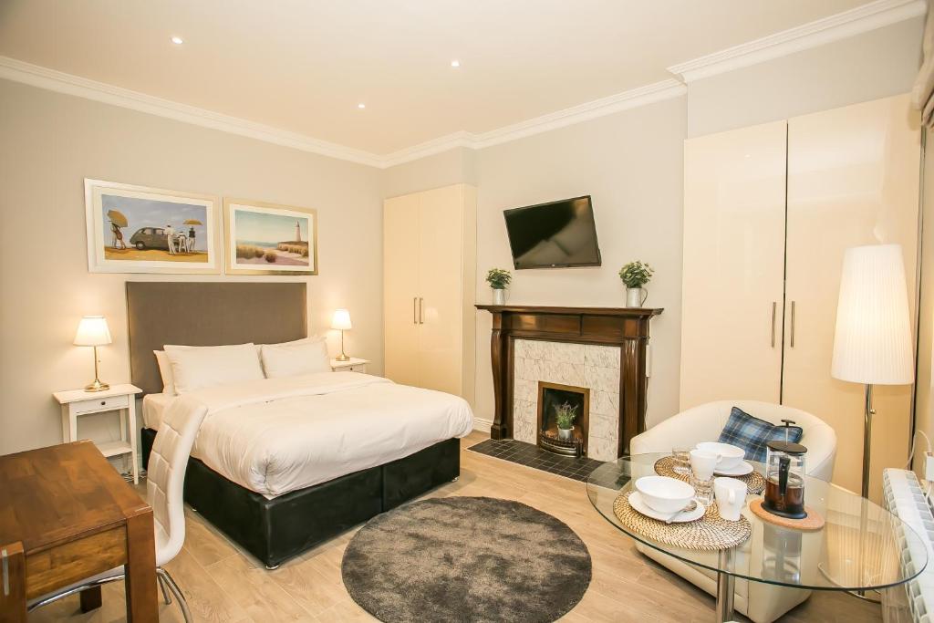 都柏林Grand Canal District Apartments的一间卧室配有一张床和一个壁炉
