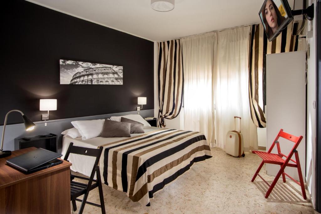 罗马拉迪奥酒店的酒店客房,配有一张床、一张桌子和椅子