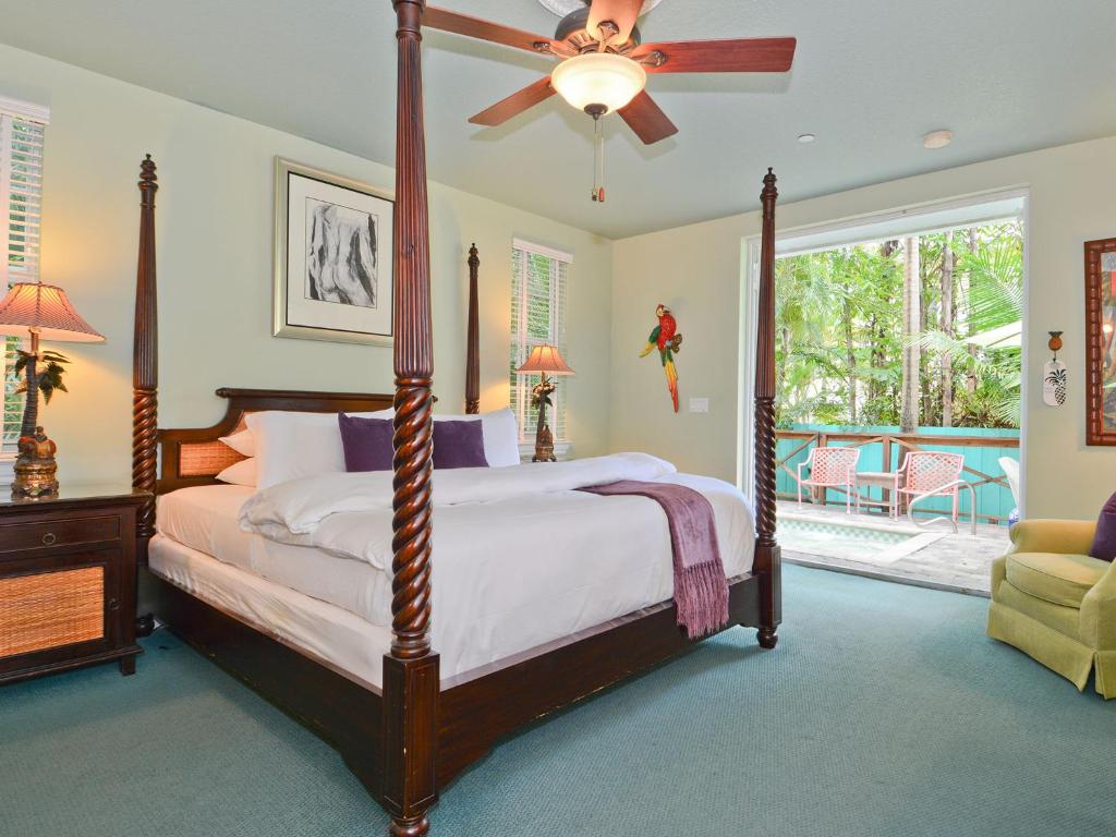 Pineapple Point Guesthouse & Resort - Gay Men's Resort客房内的一张或多张床位