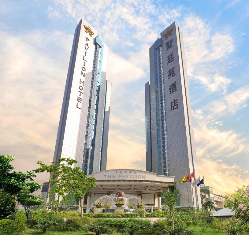 深圳深圳中洲圣廷苑酒店, 华强北商圈的两座高楼,前面有树木