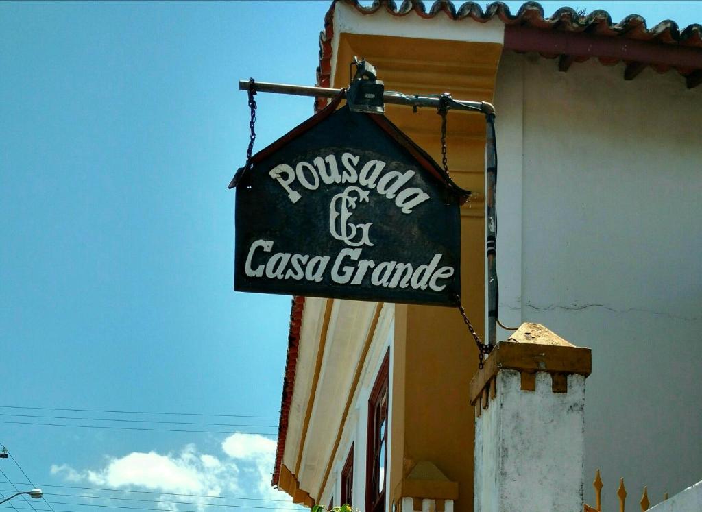 伊瓜佩Pousada Casa Grande的大楼一侧餐厅标志