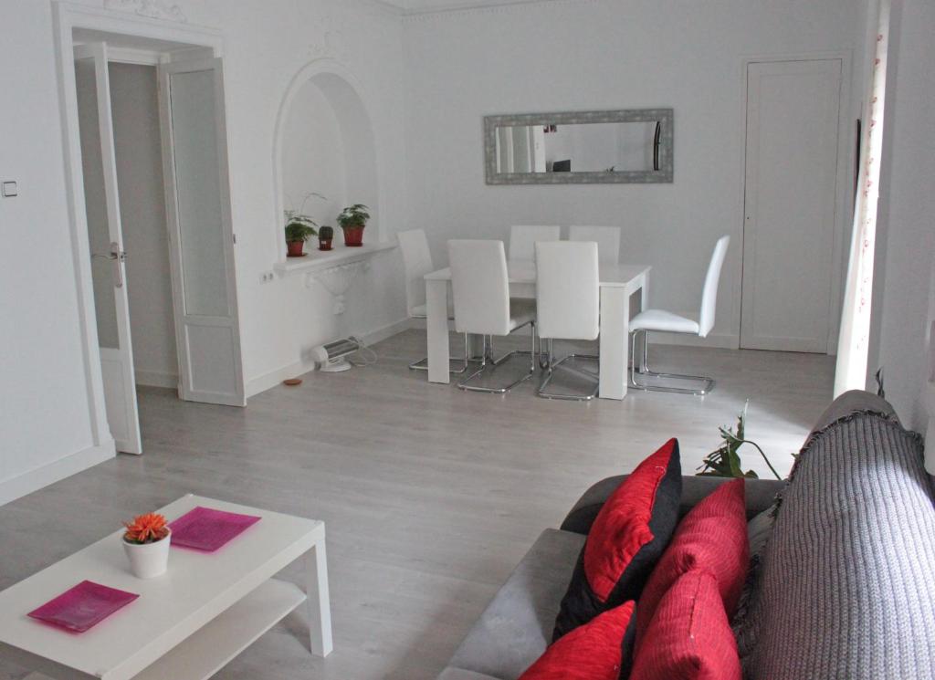 阿利坎特Apartamento Luceros的客厅配有沙发和桌子