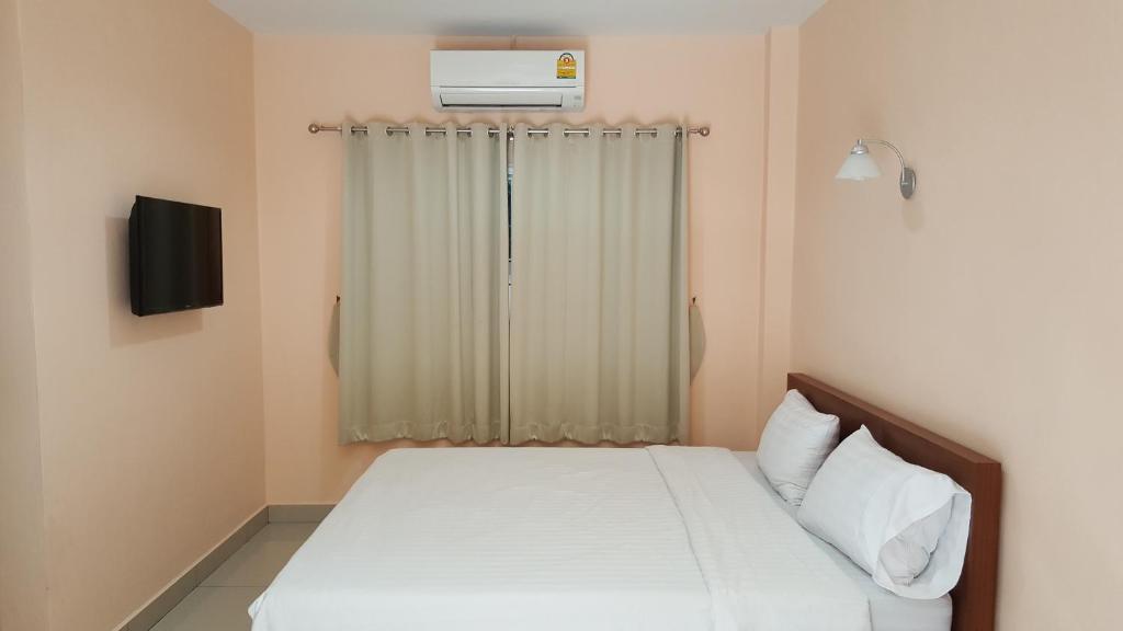 拉廊吉拉森酒店及公寓的卧室配有白色的床和空调