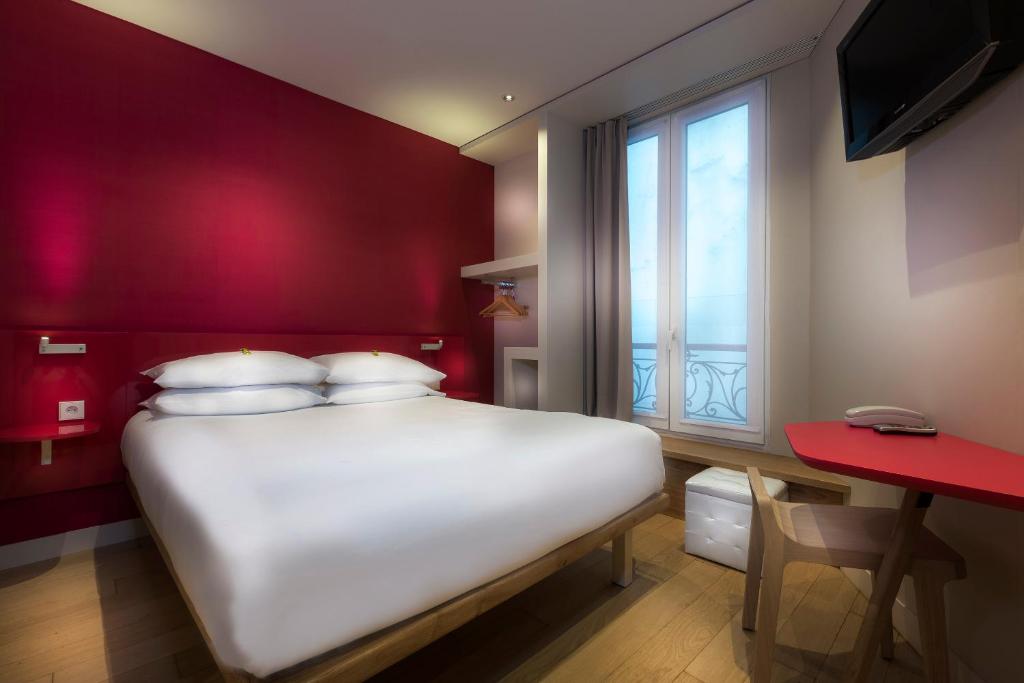 巴黎安德里亚酒店的卧室配有白色的床和红色的墙壁