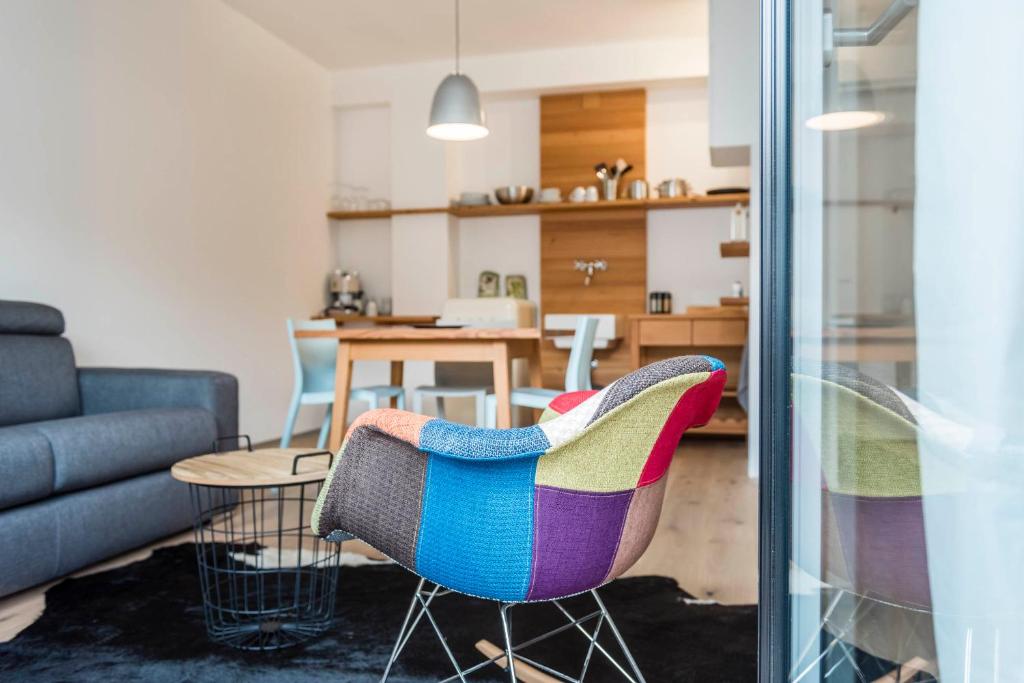 梅拉诺M-Loft merangardenvilla的客厅配有沙发和桌子