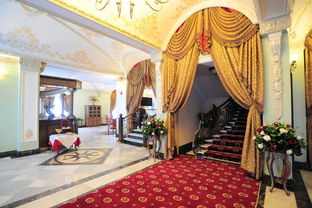 阿斯塔纳精品传统酒店的走廊上,有红地毯和楼梯,位于一栋大楼内