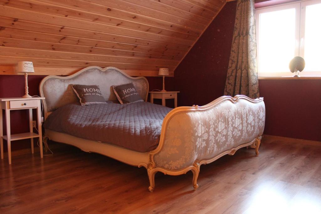 KobylaCisza jak makiem zasiał的一间卧室设有一张大床和木制天花板