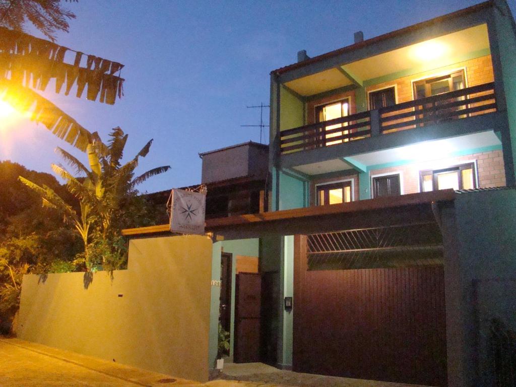 弗洛里亚诺波利斯Canto Leste Pousada的前面有灯的房子