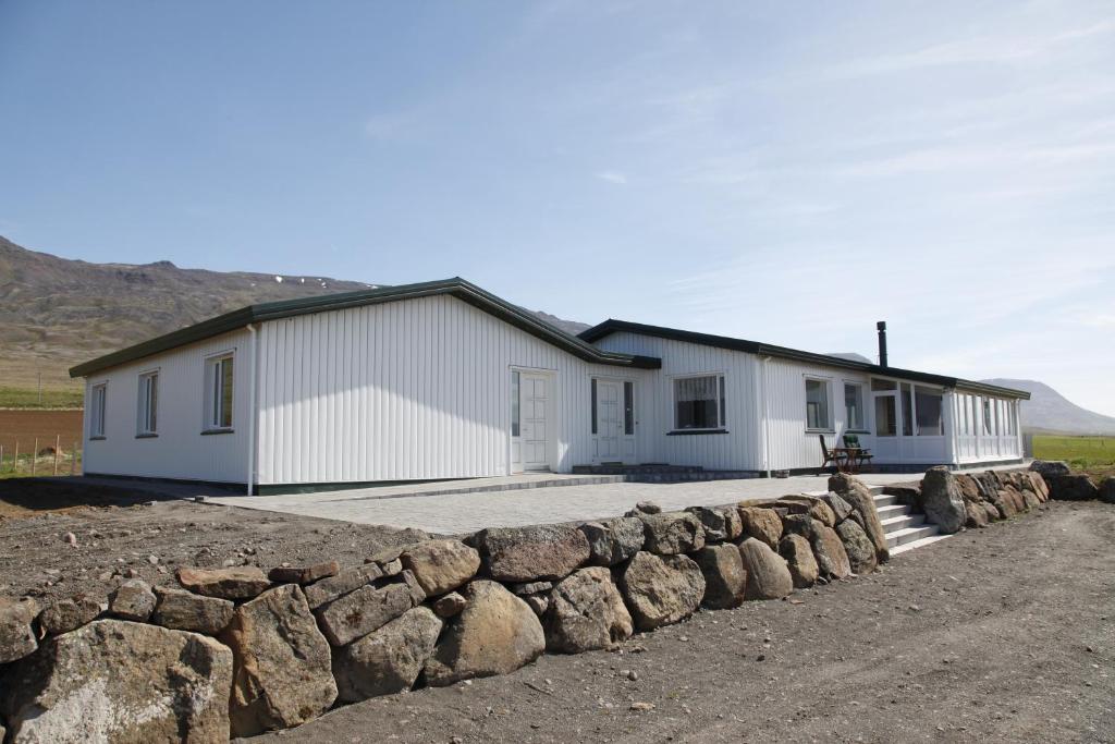 Hofstaðir霍夫斯塔德农庄酒店的前面有石墙的白色房子