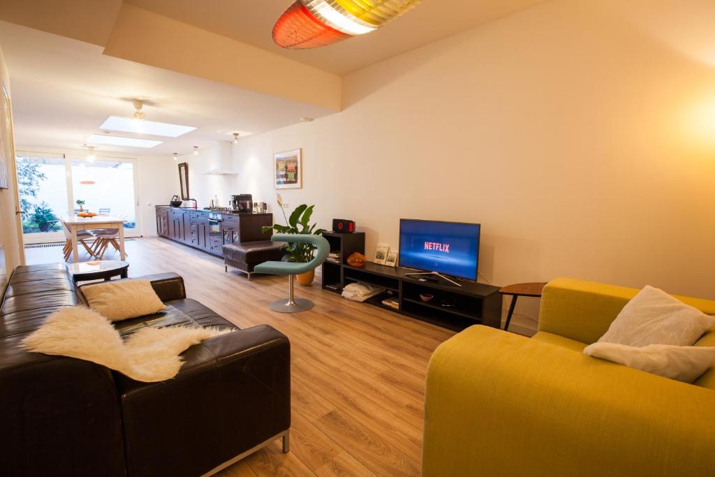 格罗宁根Puur Geluk的客厅配有两张沙发和一台电视机