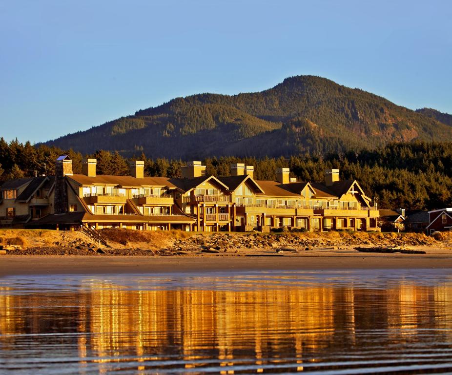 卡农海滩海洋山林小屋的山 ⁇ 湖畔的酒店
