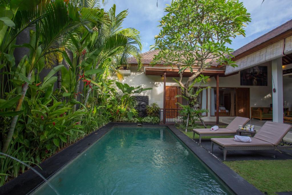 塞米亚克Sandi Agung Villa的一座别墅前的游泳池