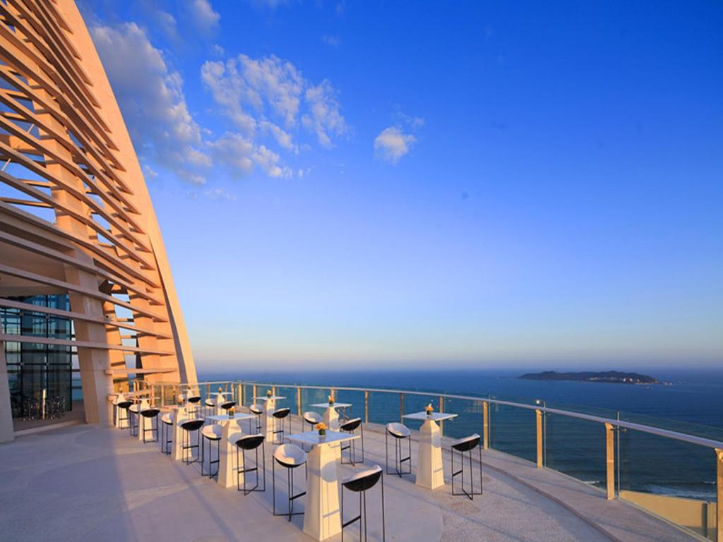 三亚三亚海棠湾红树林度假酒店（免税店95折+首日迷你吧）的从大楼的阳台上可欣赏到海景
