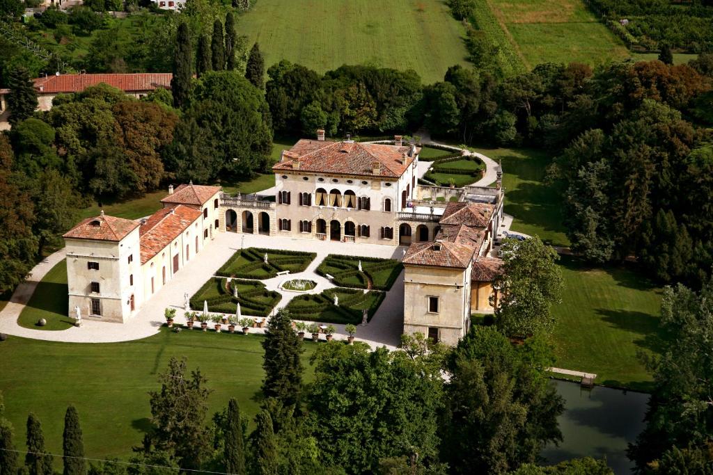 圣皮耶特罗因卡里亚诺吉奥纳别墅酒店的树木繁茂的大豪宅的空中景观