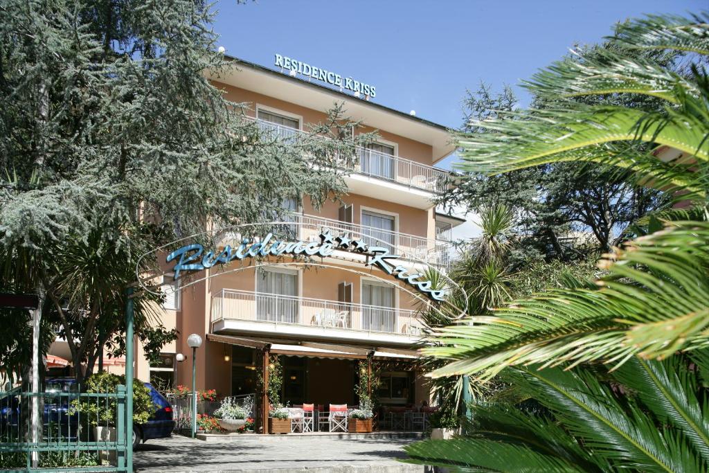 德瓦玛丽娜克里斯公寓式酒店的享有酒店花园的景致。