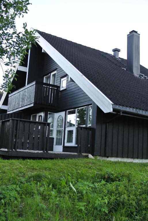 特吕西尔Trysil Alpin 16A Top location的黑色房子,设有门廊和甲板
