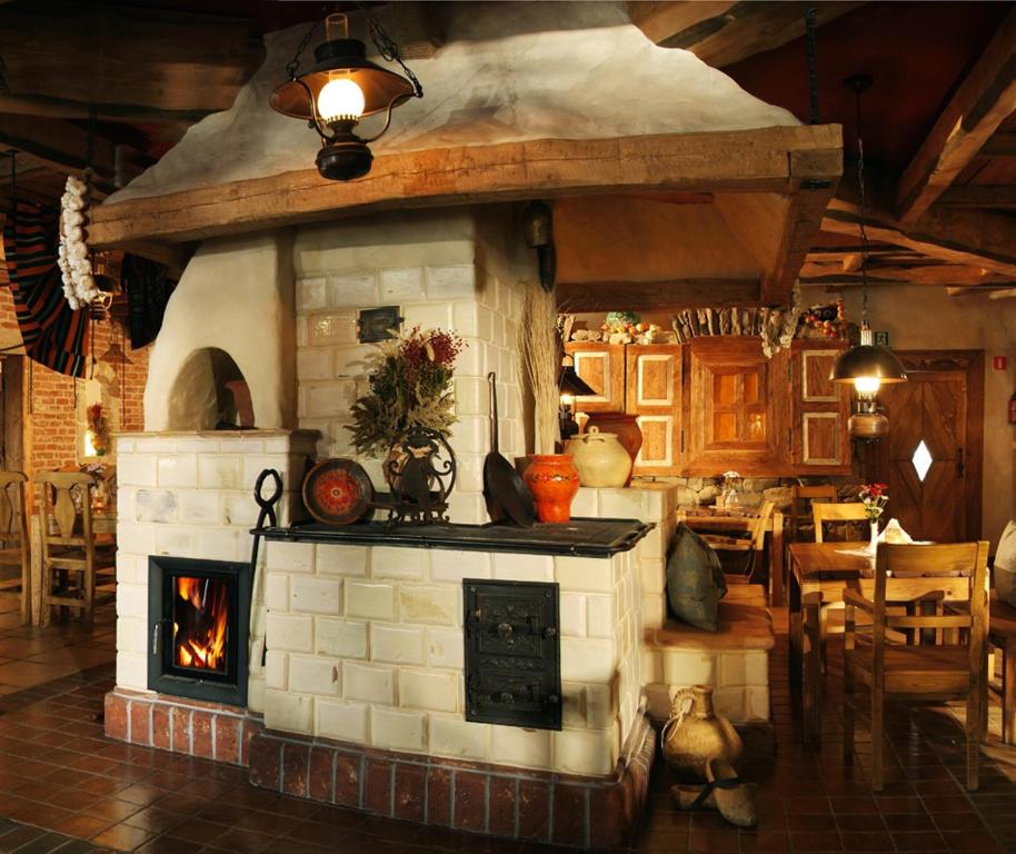克沃兹科Hotel Korona的客厅设有壁炉和用餐区。