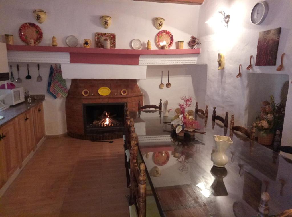 FontanarCasa Cueva La Fuente的享有带壁炉的客厅的顶部景致。