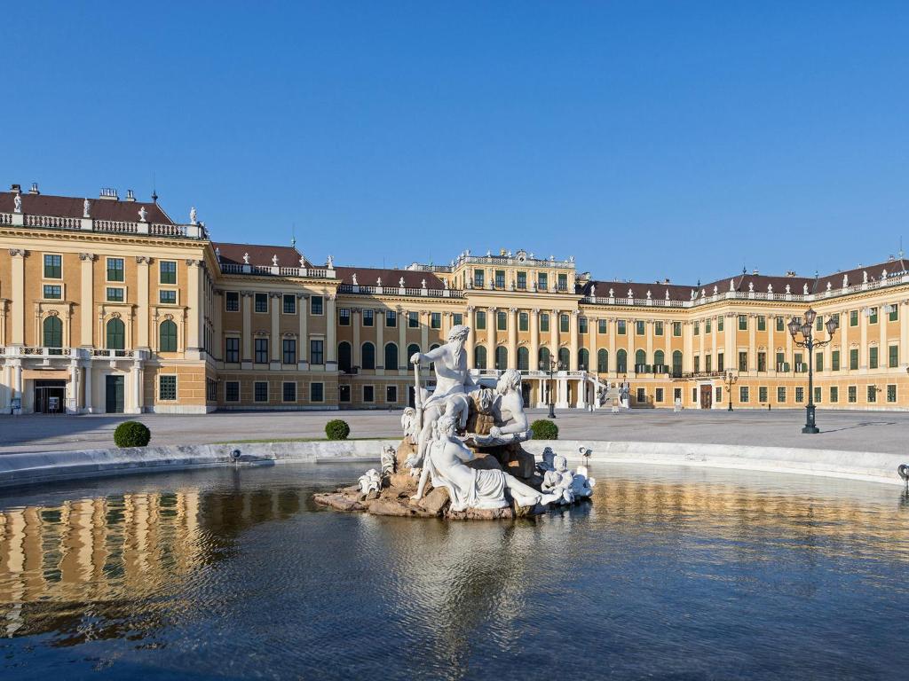 维也纳美泉宫豪华套房公寓的建筑物前水面上的雕像