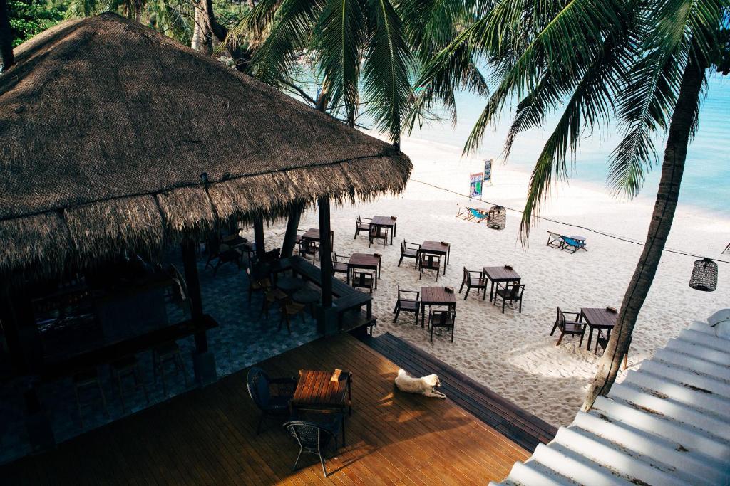 小通奈潘鞋中沙海滩阁楼酒店的享有海滩的空中景致,配有桌椅
