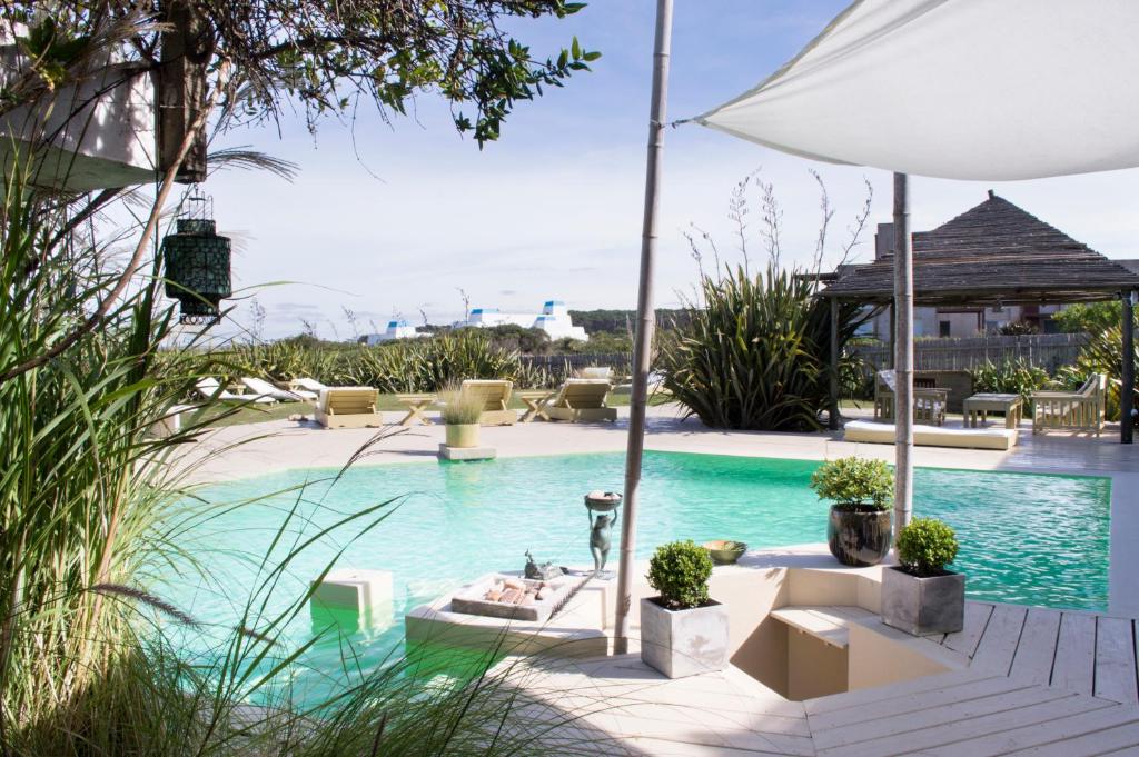 何塞伊格纳西奥拉波萨达德尔法鲁酒店的一个带椅子和遮阳伞的游泳池