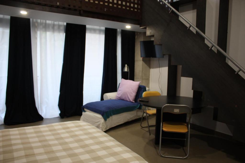 萨贡托B&B "Domus Atilia"的卧室配有1张床、1张桌子和1把椅子