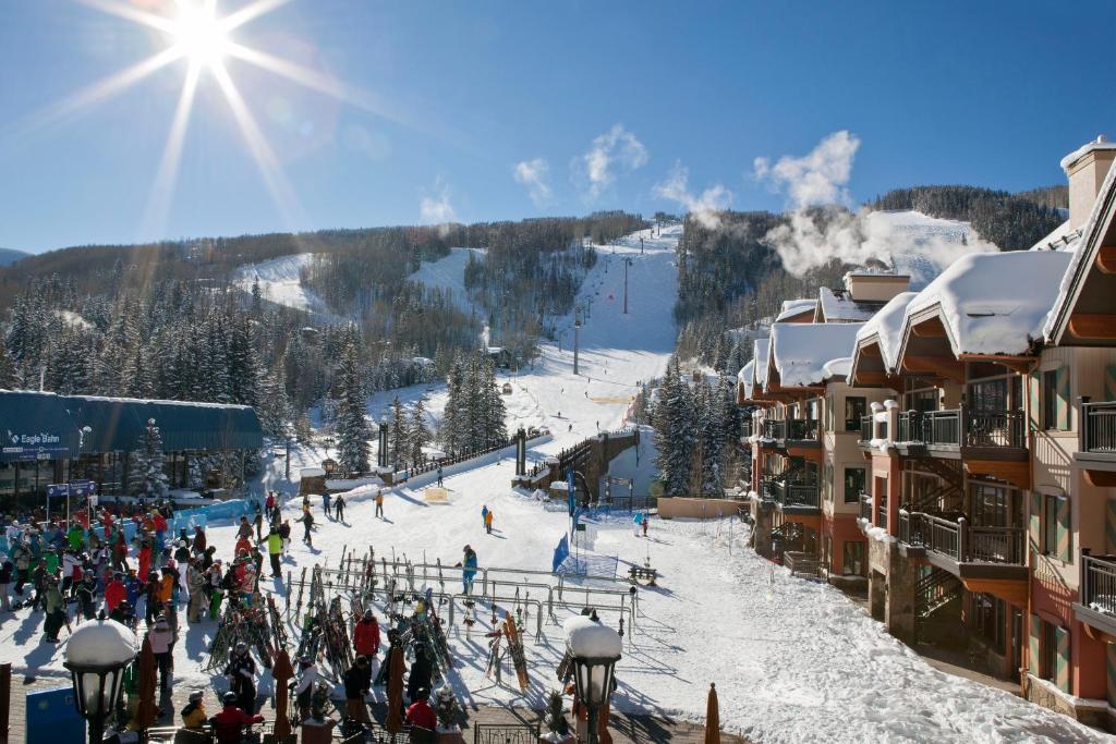 范尔狮子广场温德姆假日租赁酒店的一群人,在滑雪胜地的滑雪场