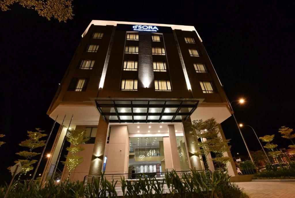 Kampong Baharu Jimah索拉精品商务酒店的夜间标有标志的酒店大楼