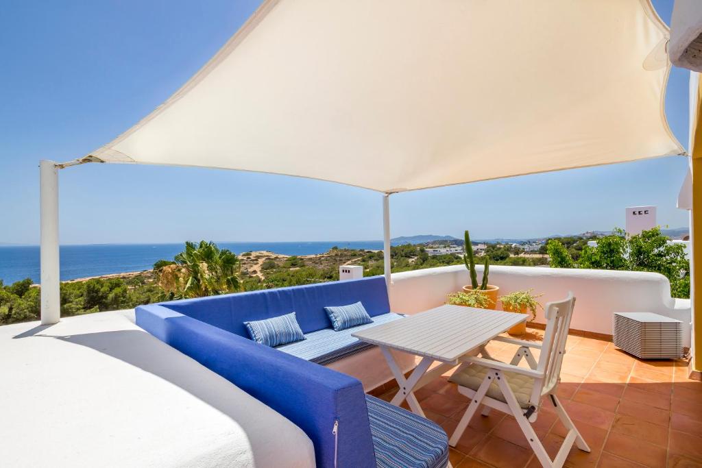 塔拉曼卡Can Panorama的阳台配有蓝色的沙发和桌子