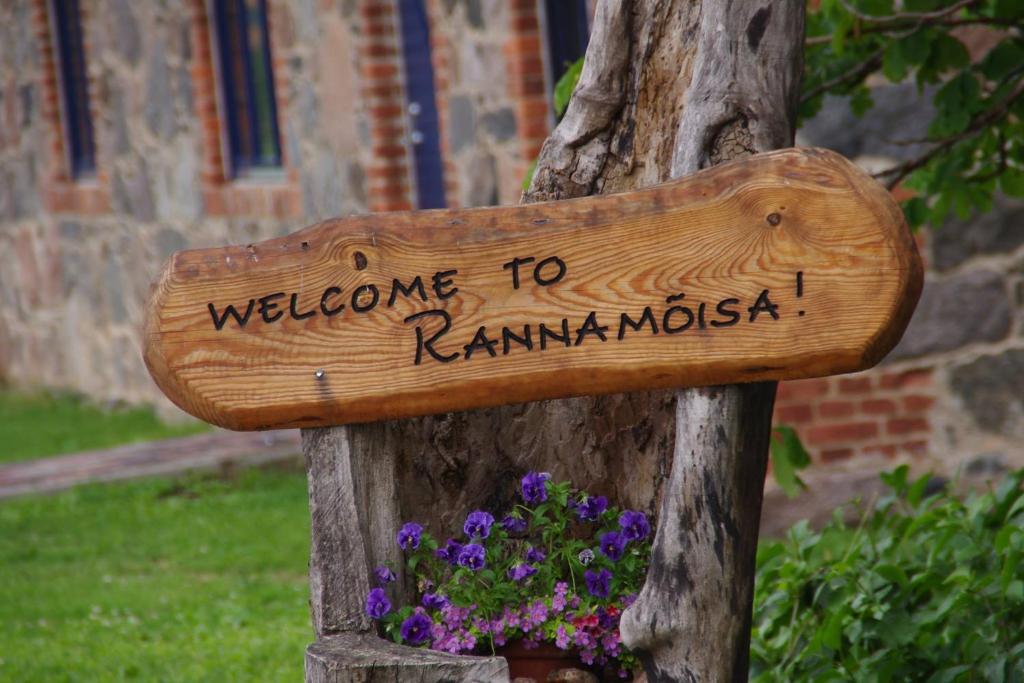 RannaRannamõisa Puhkeküla的木标,表示欢迎卡马库拉音乐