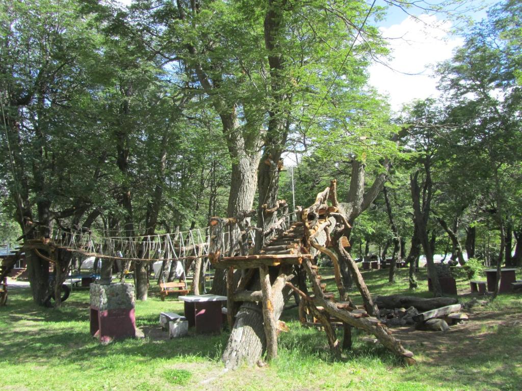 厄尔查尔坦Camping Rio de las Vueltas的树木繁茂的公园内的木制游乐场