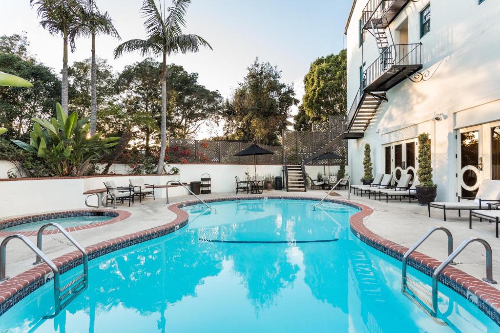 圣巴巴拉蒙特西托酒店的游泳池的图片