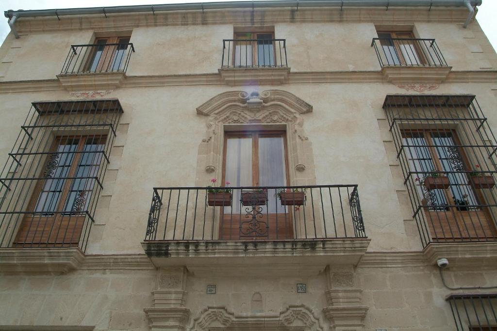 圣玛丽亚港La Casa del Limonero的带阳台、门和窗户的建筑
