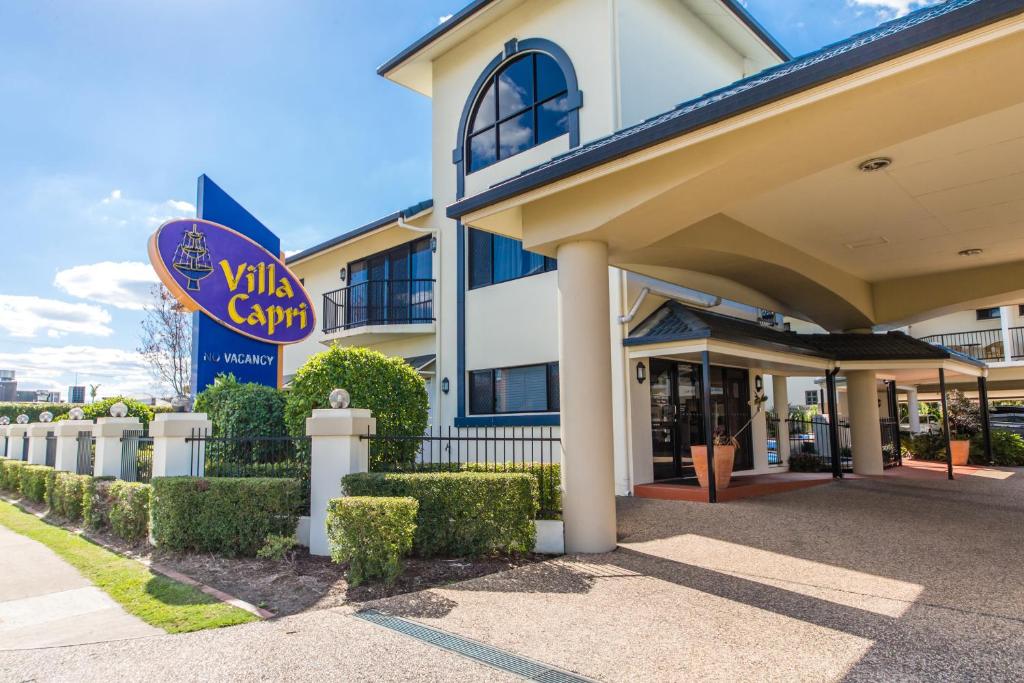 洛坎普顿Villa Capri Motel的享有wisma sasy建筑的景致