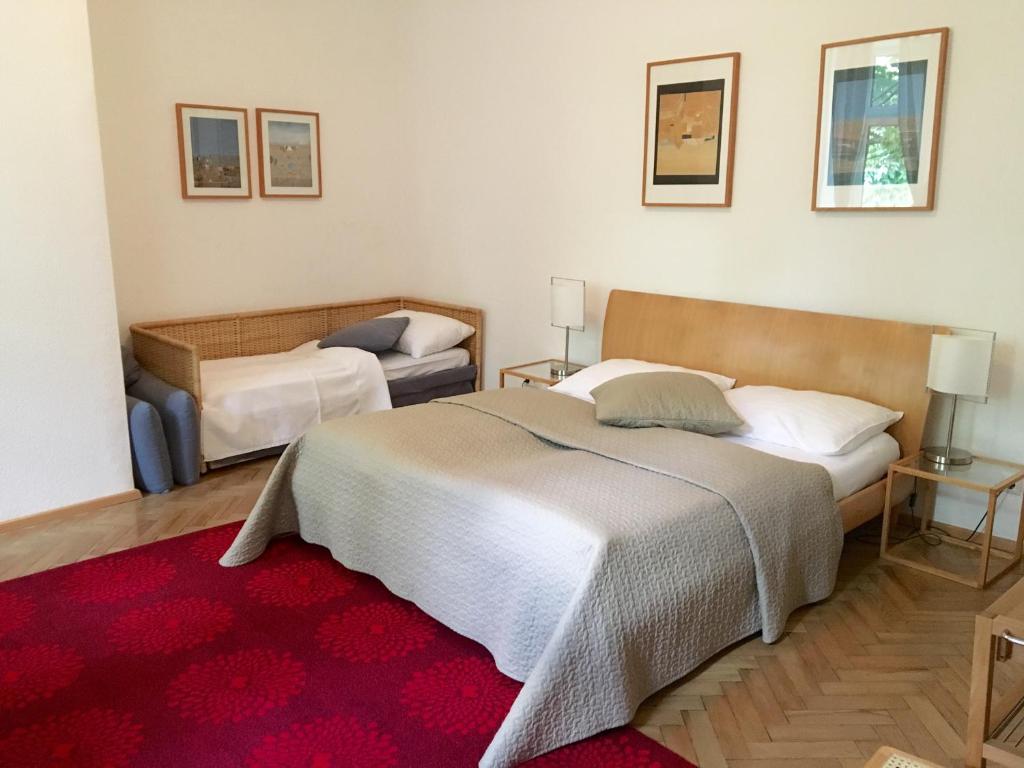 维也纳维纳肯尼丁酒店的一间带两张床的卧室和红色地毯
