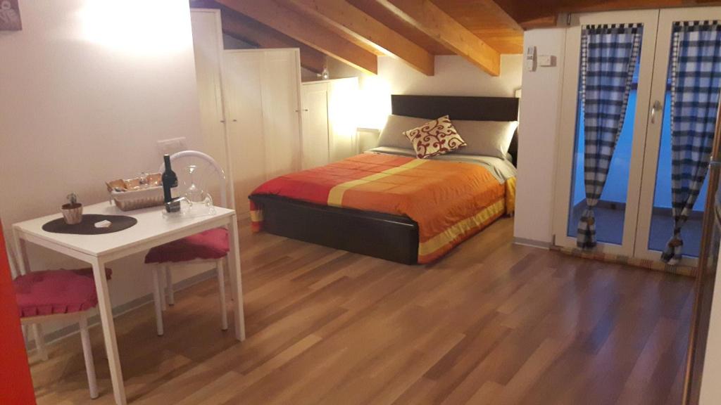马泰拉曼萨蒂娜度假屋的一间卧室配有一张床、一张桌子和一张书桌