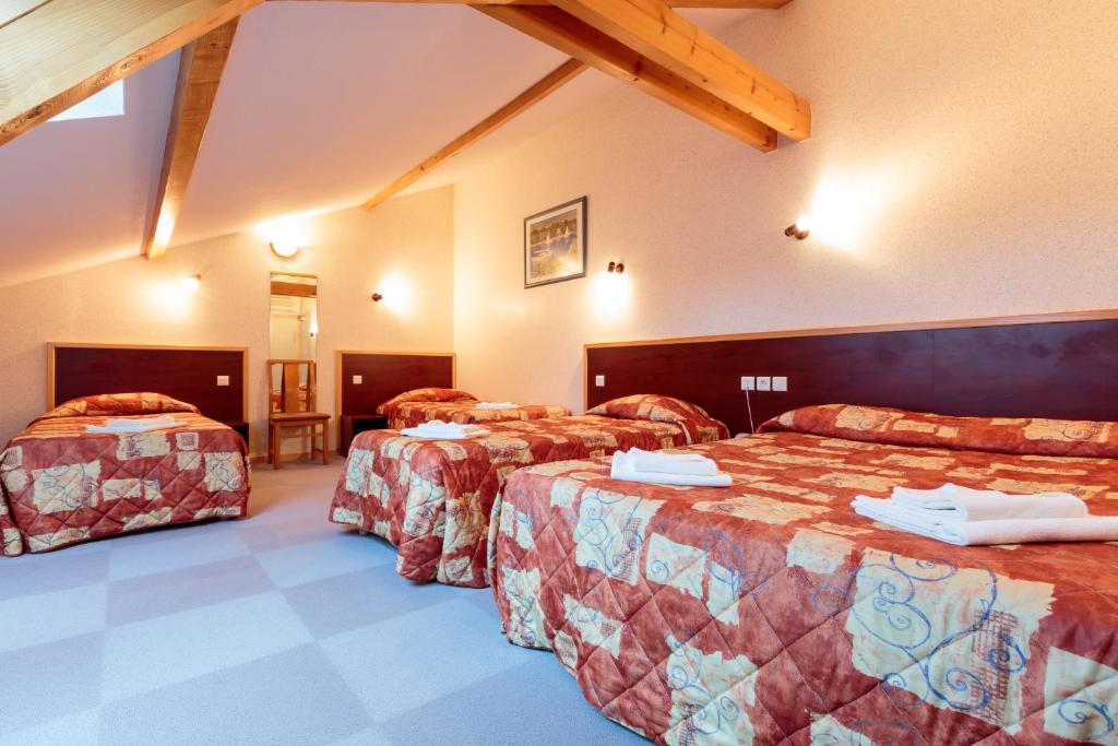 奥尔西讷飞燕酒店的一间酒店客房,房间内设有三张床