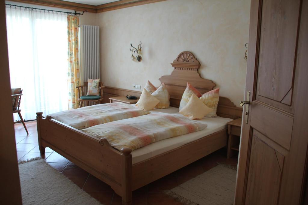 Lettgenbrunn苏德特霍夫雅格酒店的一间卧室配有一张大床和枕头
