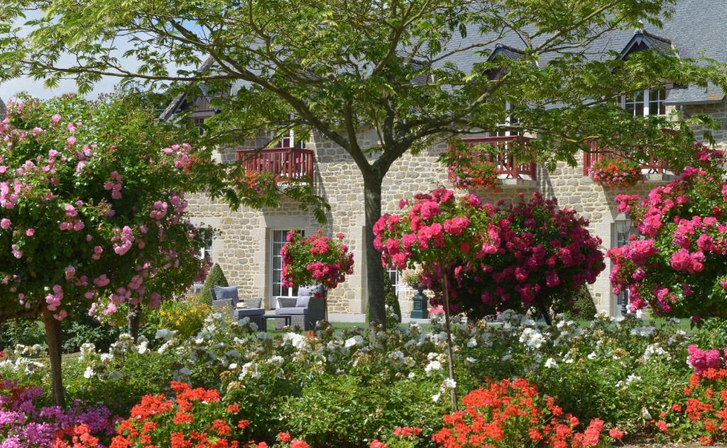 圣库隆Hostellerie de la Motte jean的一座房子前面的鲜花花园