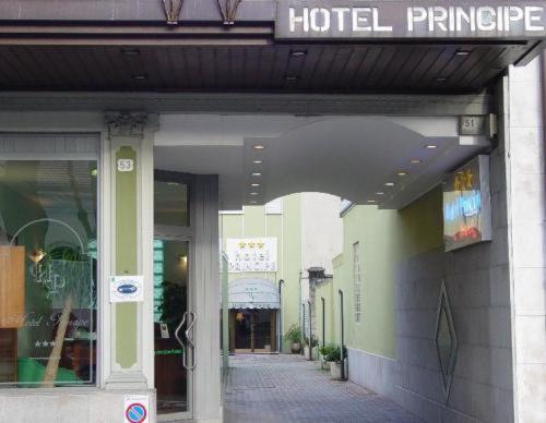 乌迪内普林西比酒店的大楼内带有标志的酒店入口
