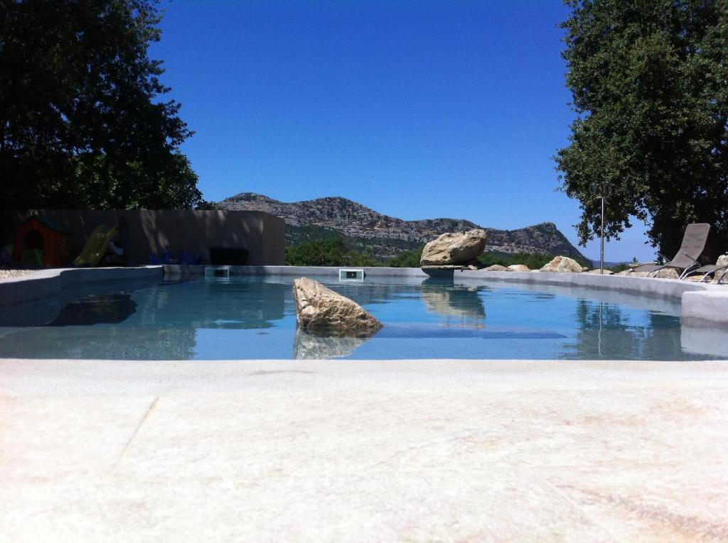 Barbaggio卡萨安德里亚酒店的水中岩石游泳池