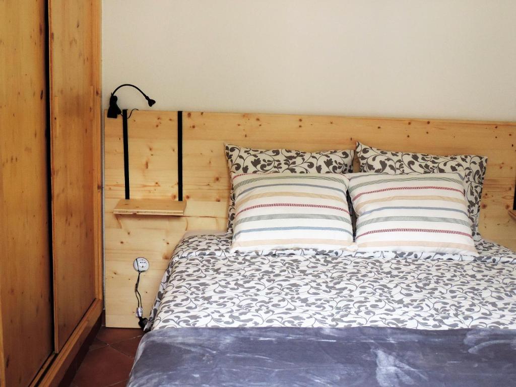 辛特拉Casa Da Tulha的一间卧室配有一张木墙床